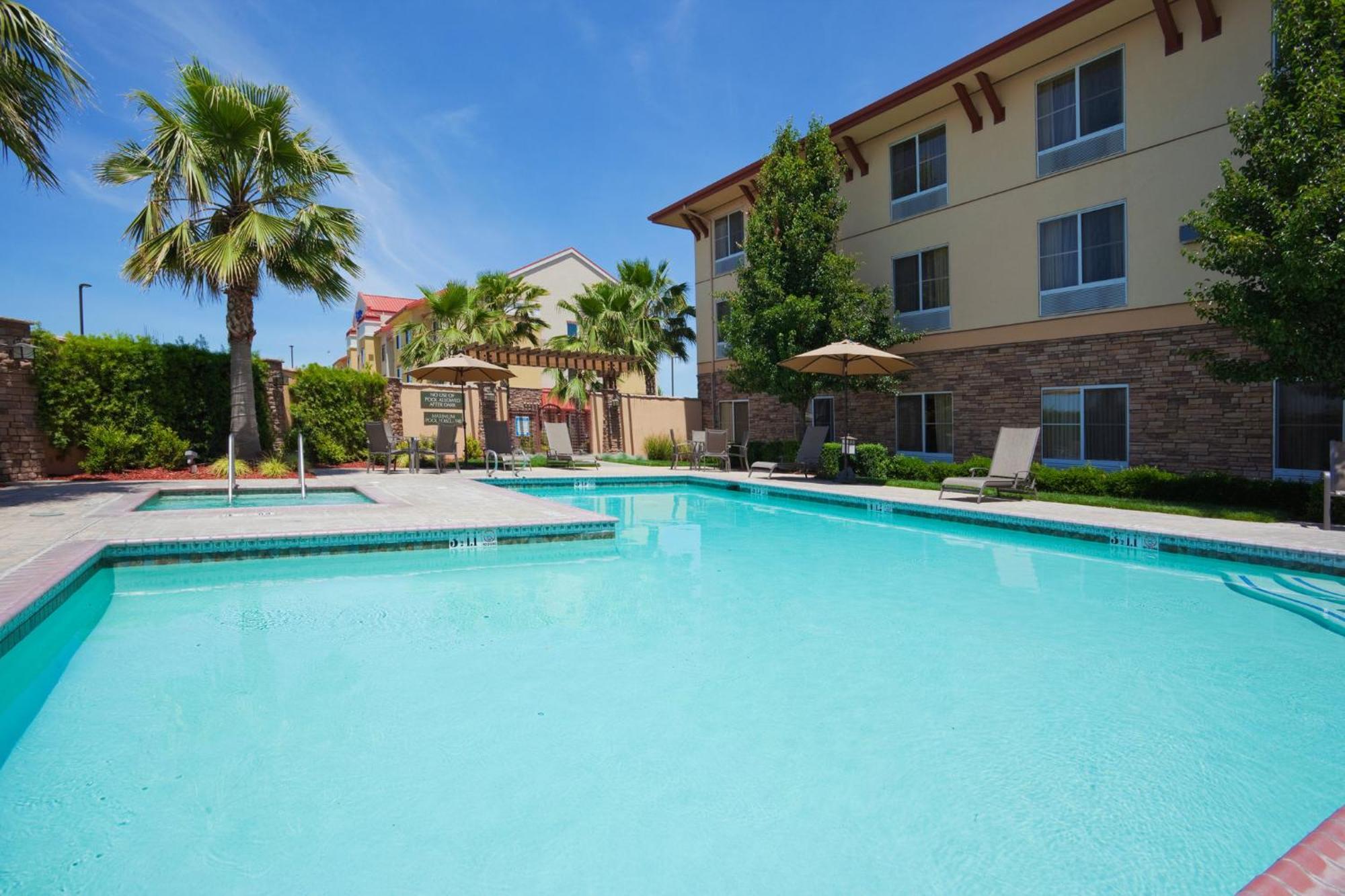 Holiday Inn Express Turlock By Ihg Eksteriør billede